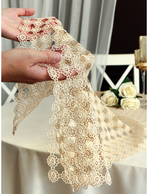 Декоративная дорожка из кружевного полотна цветочки бежевый